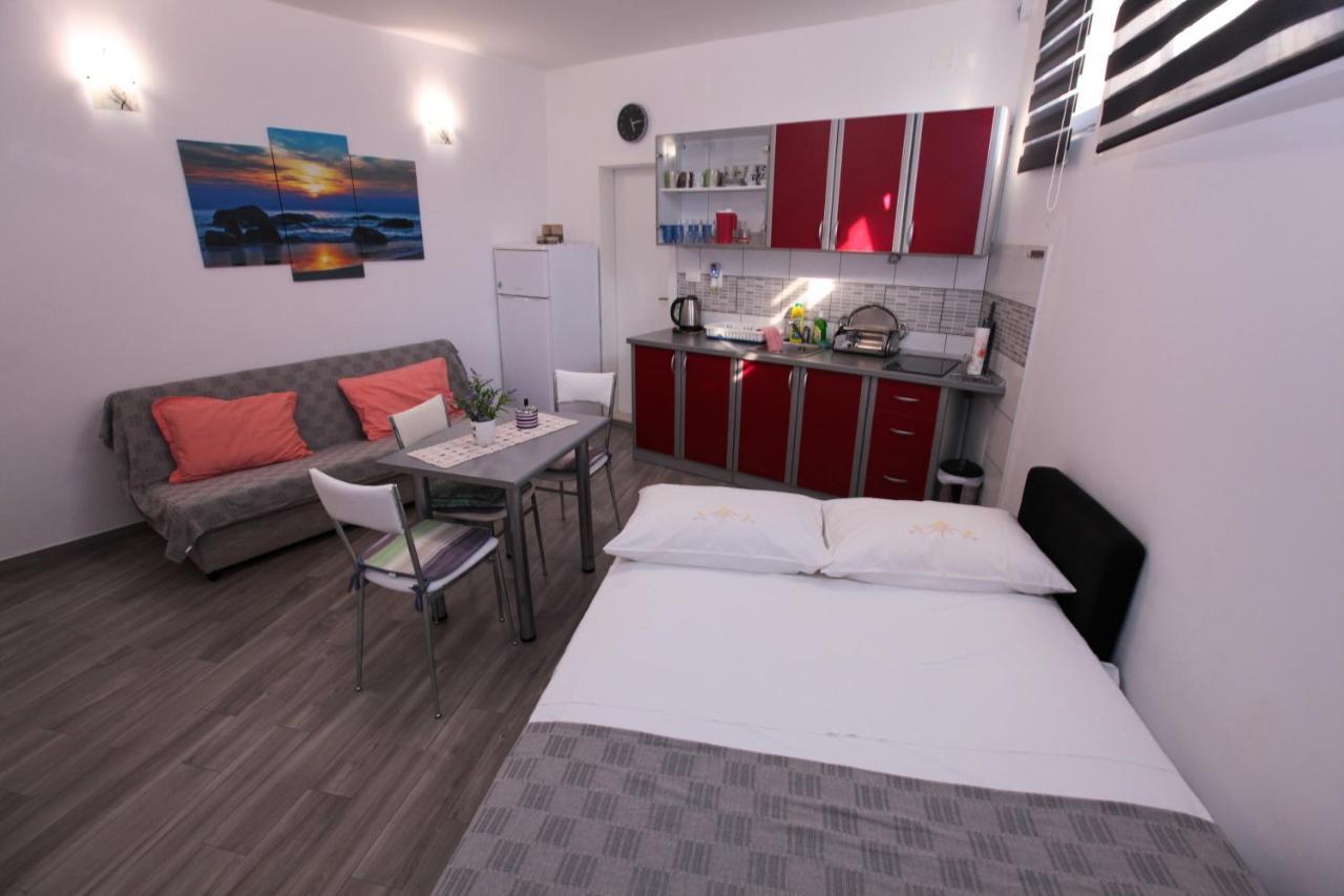Apartments Damjan Brist Exterior foto