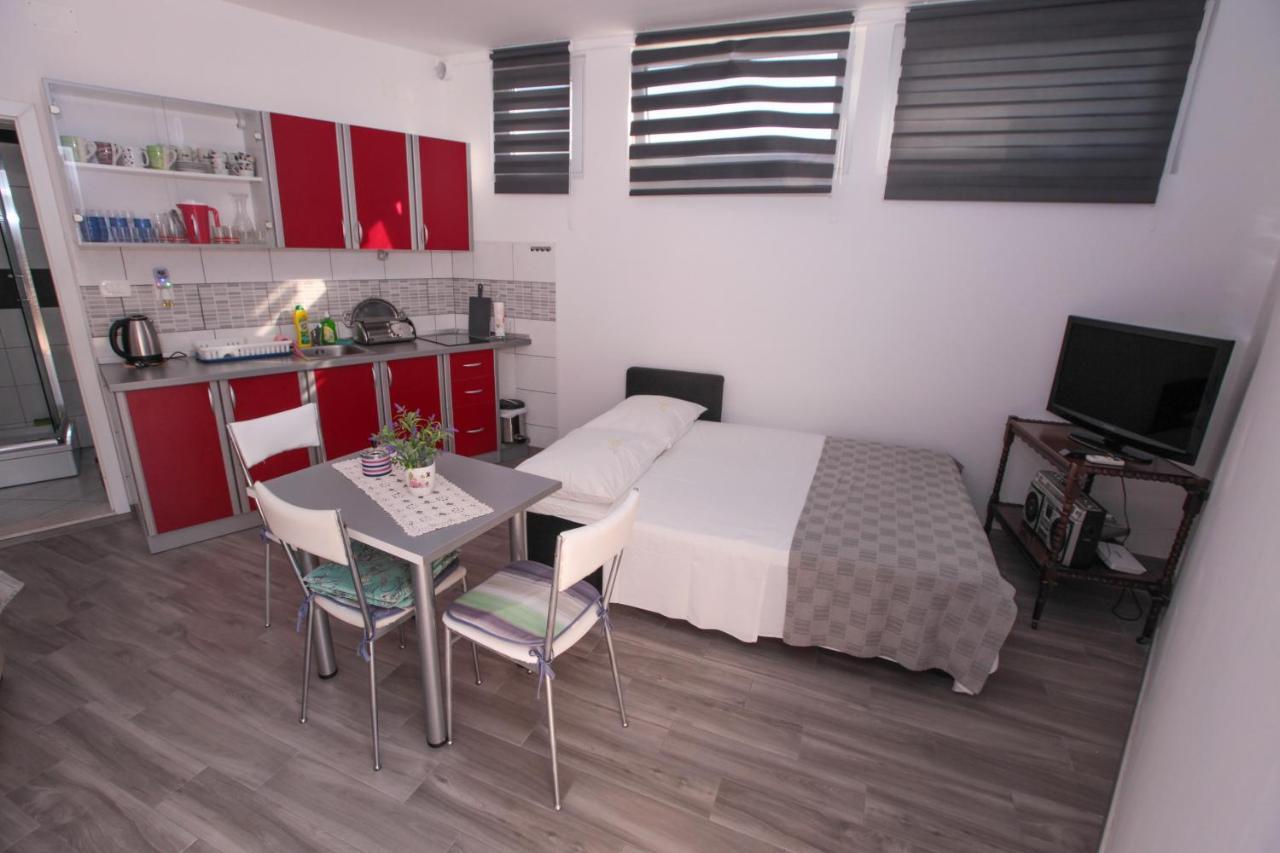 Apartments Damjan Brist Exterior foto